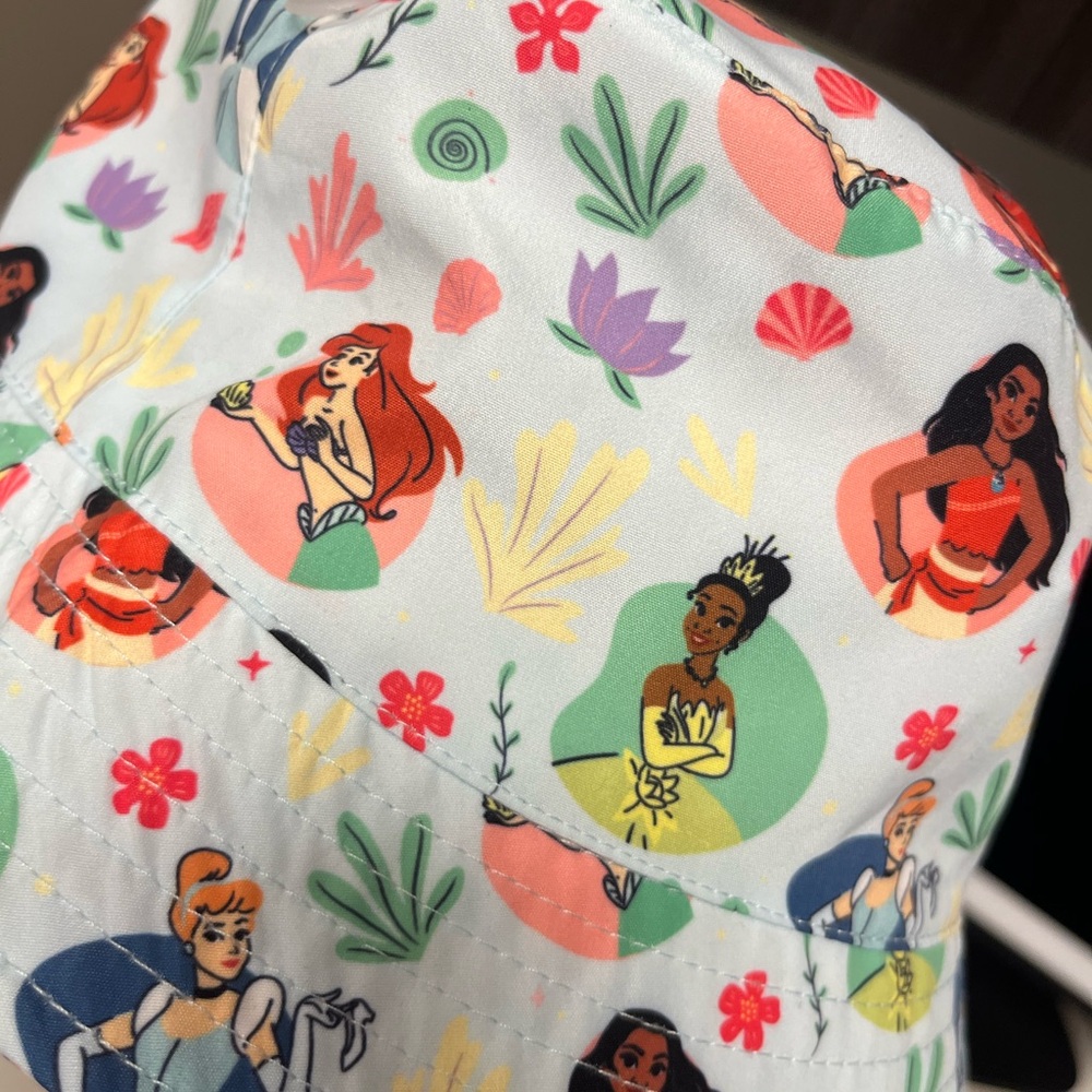 Disney Reversible Bucket One side has Disney Princesses - Picture 4 of 5
